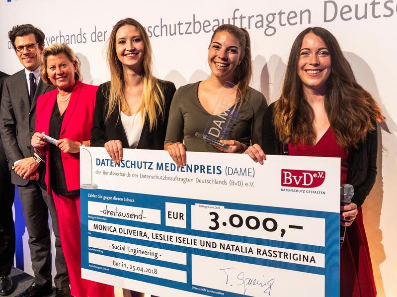 Drei Multimedia-Production-Studentinnen der HTW Chur wurden für ihr Video zu den Gefahren von Selbstdarstellung in Social Media mit dem Datenschutz Medienpreis ausgezeichnet.