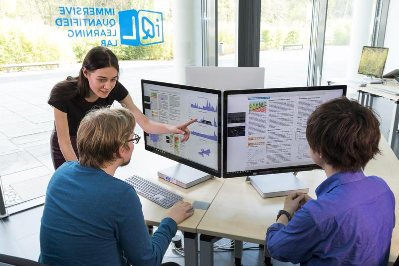 Workstations equipped with eytrackers allow real-time analysis of reading behavior. Photo: DFKI.