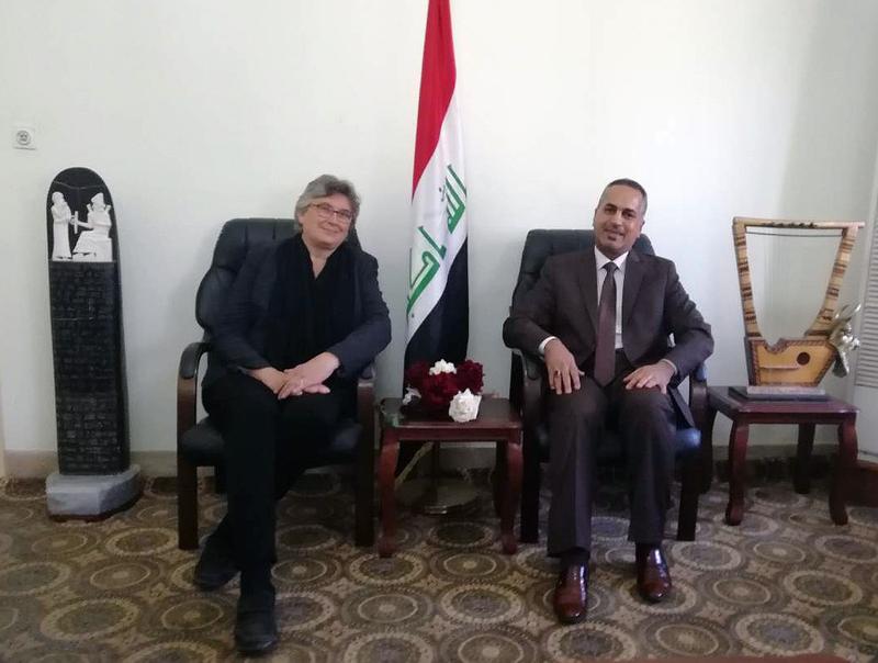 Dr. Margarete van Ess und der Leiter der Antikenverwaltung, Vizeminister Dr. Qais Hussein Rasheed anläßlich der Übergabe der technischen Geräte in Bagdad.