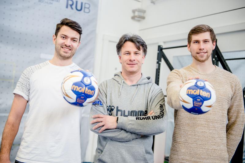 Haben die Belastung im Spitzenhandball untersucht: Julian Falk, Jörn Uhrmeister und Fabian Hoffmann (von links)