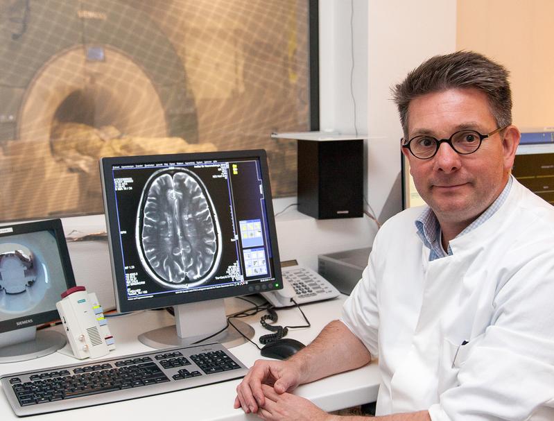 Privatdozent Dr. Mike Peter Wattjes bei der Auswertung einer Magnetresonanztomograf-Abbildung eines Gehirns. 