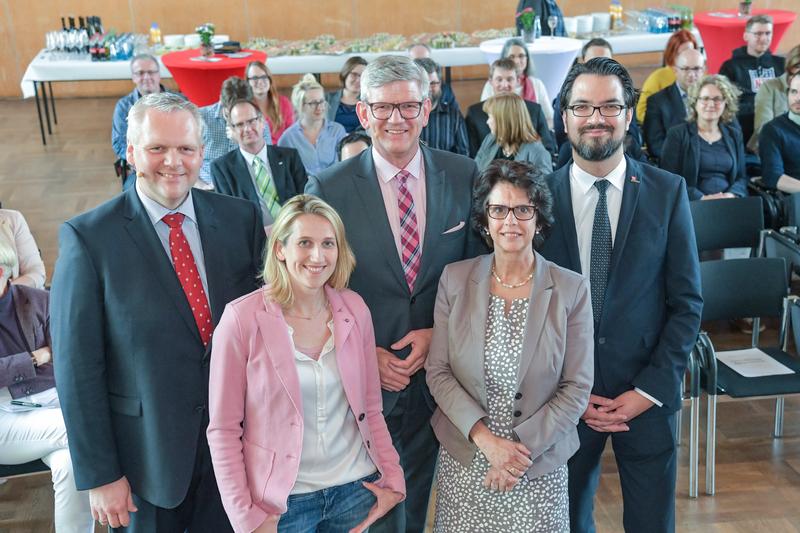 Diskutierten Status Quo und Entwicklungsmöglichkeiten der Digitalisierung (v.l.): Minister Björn Thümler, Melanie Philip, Moderator Uwe Haring, Dr.in Kirsten Witte und Dr. Marian Köller.