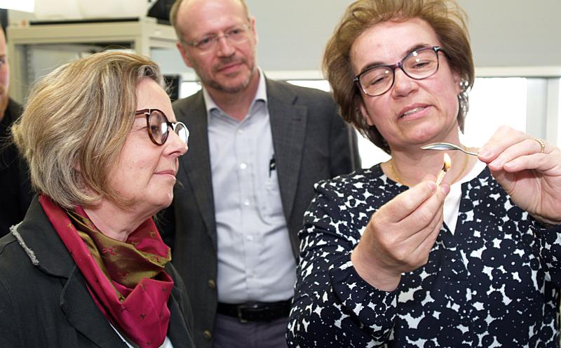 Prof. Doris Vollmer (right) demonstrates the production of water- and dirt-repellent layers to Ursula Groden-Kranich (left) with a simple hands-on-experiment. 