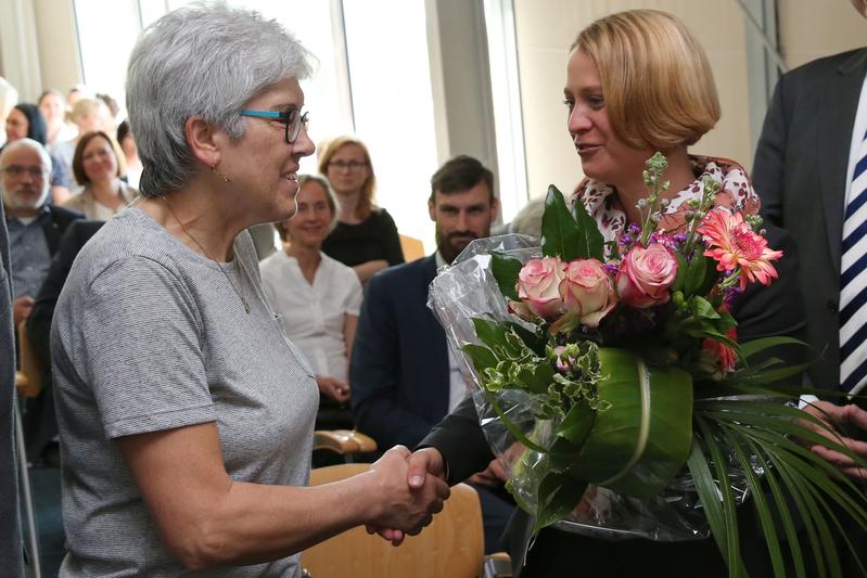 Wissenschaftsministerin Birgit Hesse (re.) bedankte sich heute bei der Neubrandenburgerin Christina Ludwinski, die als 20.000. Probandin an der Gesundheitsstudie NAKO teilnahm.
