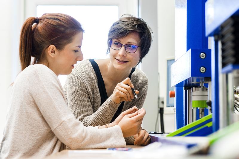 Projekte und Praktika in modernen Laboren sind fest in die Lehrveranstaltungen integriert.