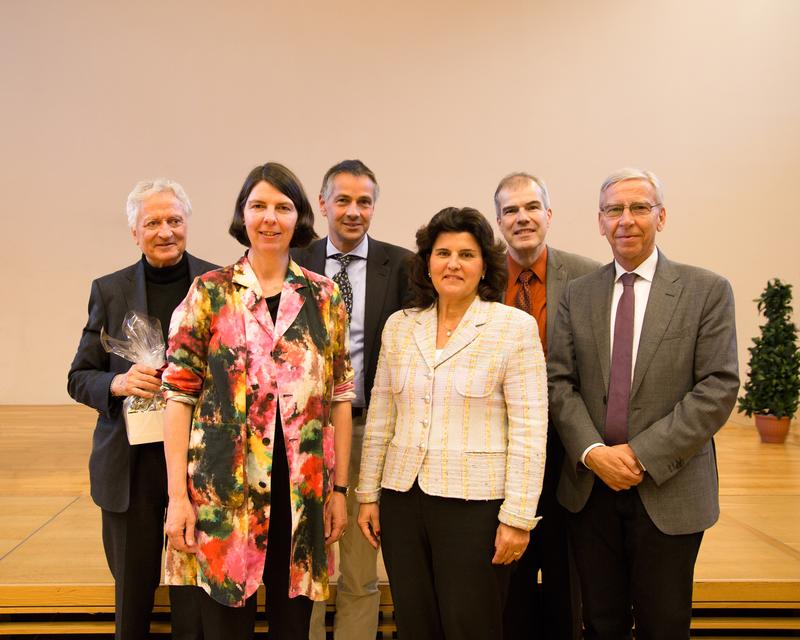 v.l.n.r.: Dr. Dr. h.c. mult. Manfred Osten, Prof. Dr. Thisbe K. Lindhorst, Prof. Dr. Burkhard König, Ministerialrätin Beate Lindner, Prof. Dr. Oliver Reiser, Universitätspräsident Prof. Dr. Udo Hebel