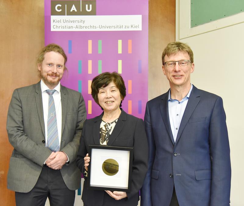 Professor Rainer Adelung (l.), KiNSIS-Sprecher und Professor Richard Berndt verliehen die Diels-Planck-Lecture 2018 an Professorin Maki Kawai vom Institute for Molecular Science, Okazaki.