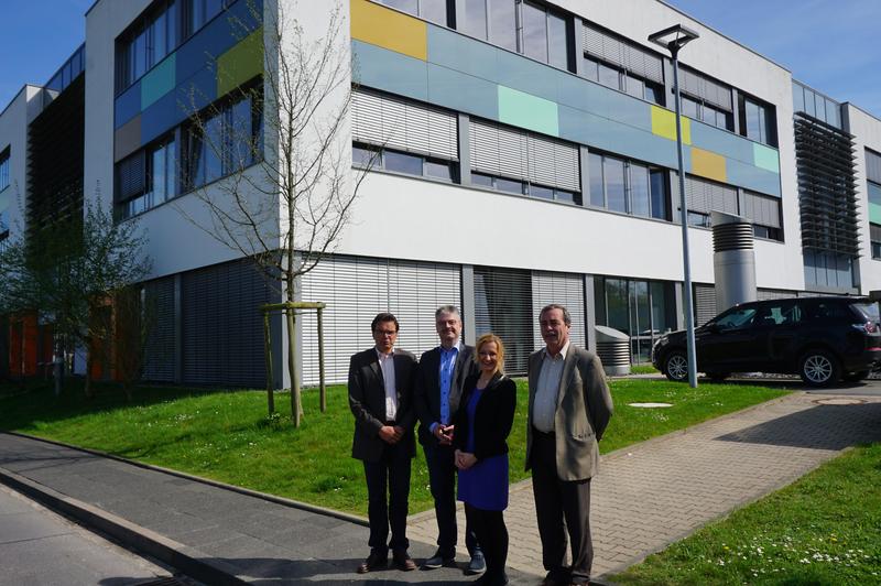 CIIT-Forschungsgemeinschaft zählt ein neues Mitglied: Professor Jürgen Jasperneite (l.) und Sybille Hilker (2.v.r.) begrüßten Dr. Detlev Richter (2.v.l.) und Werner Varro (r.) vom TÜV SÜD in Lemgo.