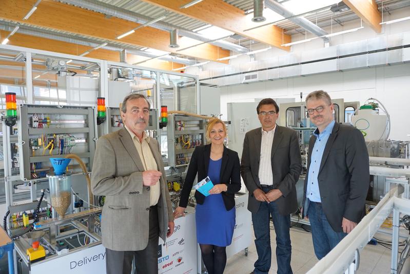 Auftakt erster gemeinsamer Industrie-4.0-Projekte (v.l.n.r.): Werner Varro, Sybille Hilker, Professor Jürgen Jasperneite und Dr. Detlev Richter besprechen in der SmartFactoryOWL nächste Projekte.