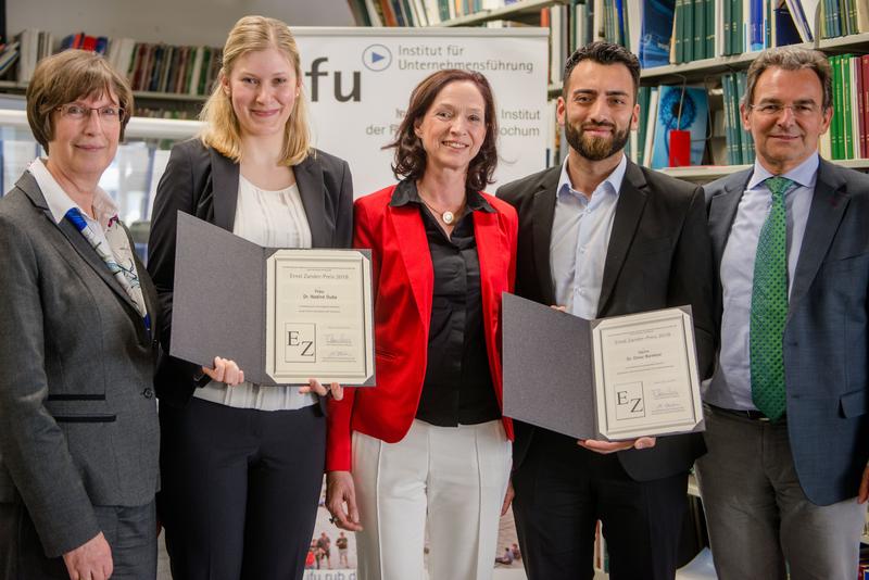 V.l.n.r.: Prof. Dr. Brigitte Werners,  Dr. Nadine Guba, Prof. Dr. Marion Steven (Geschäftsführende Direktorin Institut für Unternehmensführung), Dr. Omar Barekzai, Prof. Dr. Bernard Pellens