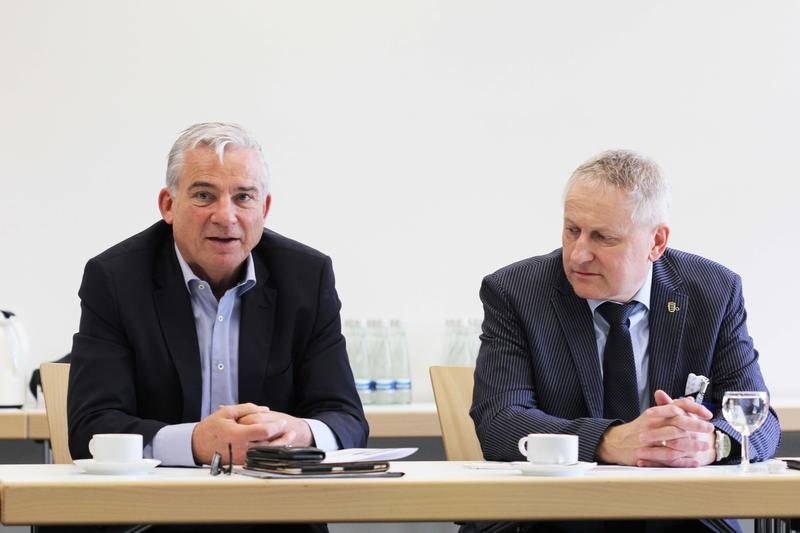 Innenminister Thomas Strobl (li.) und Thomas Blenke (Mitglied des Landtages) informierten sich am Fraunhofer IOSB über die intelligente Videoüberwachung. 
