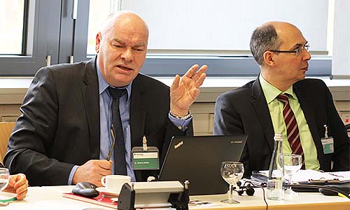 Dr.-Ing. Markus Müller (li.) und Dr. Jürgen Geisler gaben der CDU-Delegation Einblicke in die intelligente Videoüberwachung. 