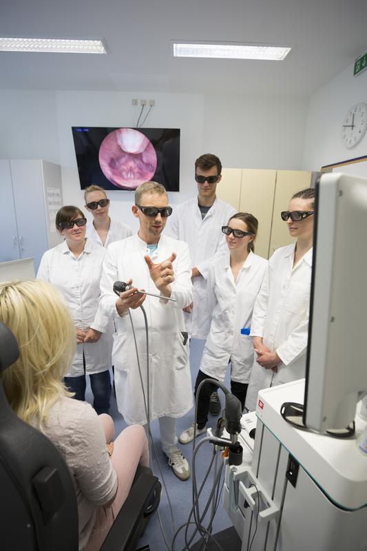 UKL-Prof. Michael Fuchs (Mitte) führt Studierenden das moderne Gerät vor, welches erstmals dreidimensionale Bilder des Kehlkopfes liefert. Um den Effekt wahrnehmen zu können, tragen sie 3-D-Brillen.