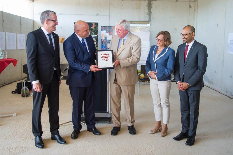 Richtfest für den Neubau des geplanten Fraunhofer-Instituts für Bioressoucen in Gießen im Beisein des Hessischen Ministerpräsident Volker Bouffier (Mitte).