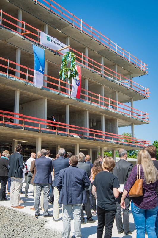 Polier Frank Wissel spricht den Richtspruch für den Neubau des geplanten Fraunhofer-Instituts für Bioressourcen in Gießen.