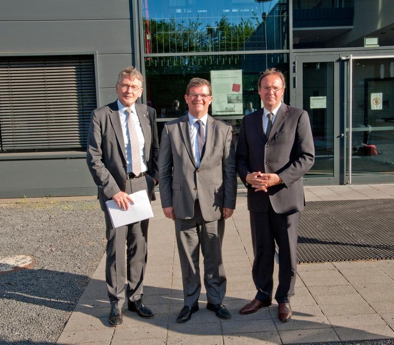 Der flämische Energieminister Bart Tommelein besuchte das Geothermiezentrum (GZB). Dort begrüßten ihn der Hochschul-Präsident Prof. Dr. Jürgen Bock (l.) und GZB-Leiter Prof. Dr. Rolf Bracke (r.).