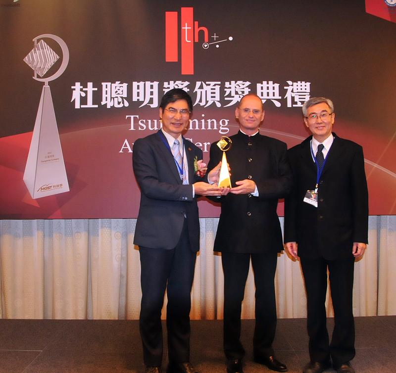 Prof. Dr. Wolf B. Frommer (Mitte) erhielt von Prof. Liang-Gee Chen (l.), Minister für Wissenschaft und Technologie, den Tsungming Tu-Award. Rechts Prof. Dr. Wu-Chun Tu, Tsungming Tu-Foundation..