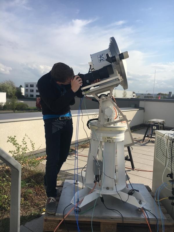 Empfangsantenne am Boden mit Antennennachführung. 