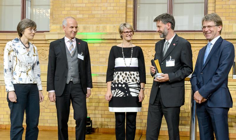 (v.l.) IMB-Direktorin Helle Ulrich, JGU-Präsident Georg Krausch, Bundesministerin Anja Karliczek, Preisträger Peter Baumann und Hans-Christian Pape, Präsident der Alexander von Humboldt-Stiftung