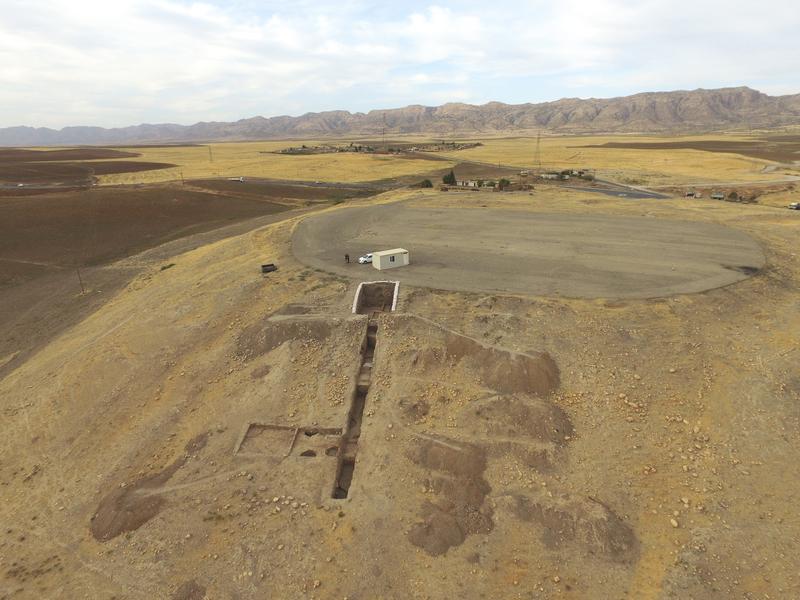 The Bassetki tell on the broad plain of the eastern Tigris with the Zagros mountains in the background. 