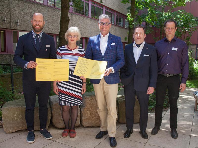 Dr. Martin Neukirchen (UKD), Dr. Nada Ralic (Runder Tisch), Gesundheitsdezernent Prof. Dr. Andreas Meyer-Falcke, Dr. Markus Reed (Notarzt Stadt Düsseldorf) und Dr. Martin Zodrow (PCT).