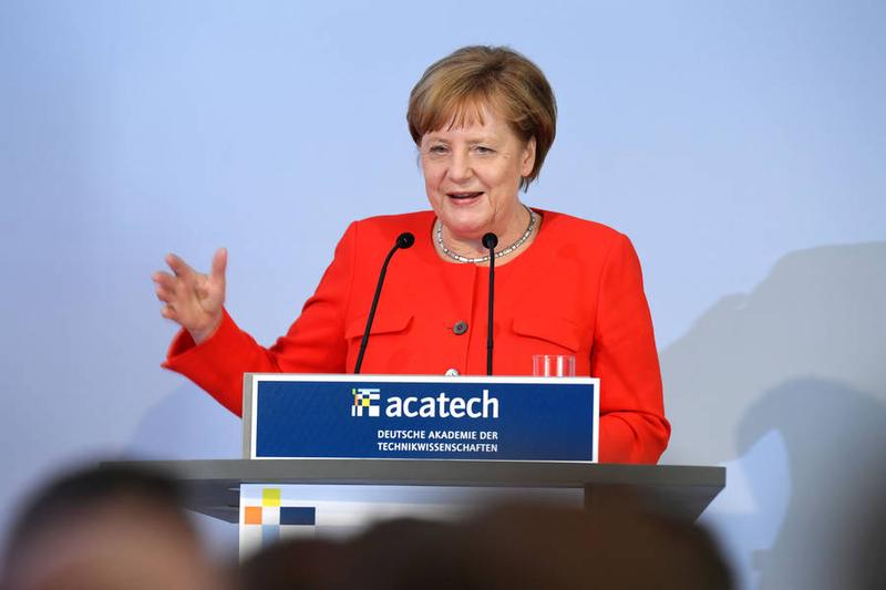 Bundeskanzlerin Angela Merkel läutete am 8. Mai in Berlin die Übergabe der Präsidentschaft von acatech – Deutsche Akademie der Technikwissenschaften ein. 