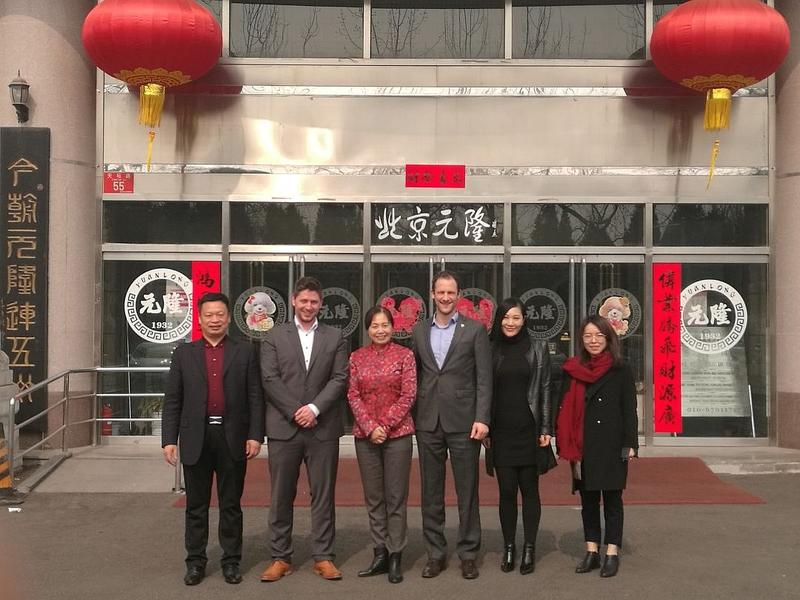 On their journey, Tobias Speicher (2nd from left), Hagen Böttcher (in the middle) und Liaoliao Zhang (right) met representatives of the Sino-German Center for Research Promotion. 