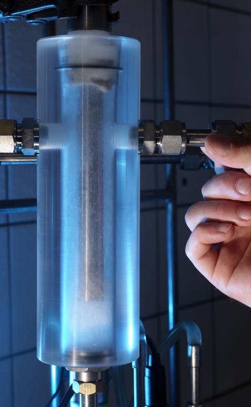 Ein Kavitationsreaktor in einem Labor des Instituts für Technische Chemie und Umweltchemie der Universität Jena. Mit Hilfe winziger Gasbläschen könnten Gewässer gereinigt werden.