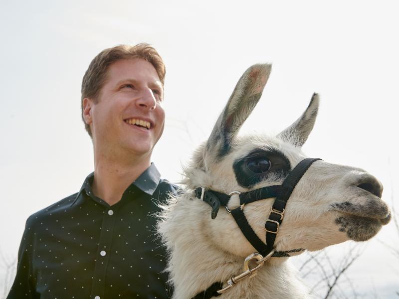 Dr. Florian Schmidt vom Institut für Angeborene Immunität der Universität Bonn mit einem Lama. 