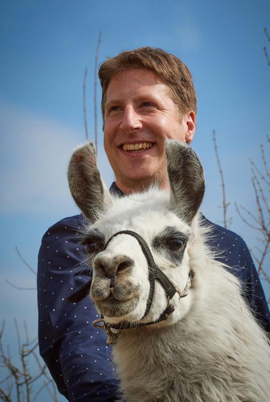 Dr. Florian Schmidt vom Institut für Angeborene Immunität der Universität Bonn mit einem Lama. 