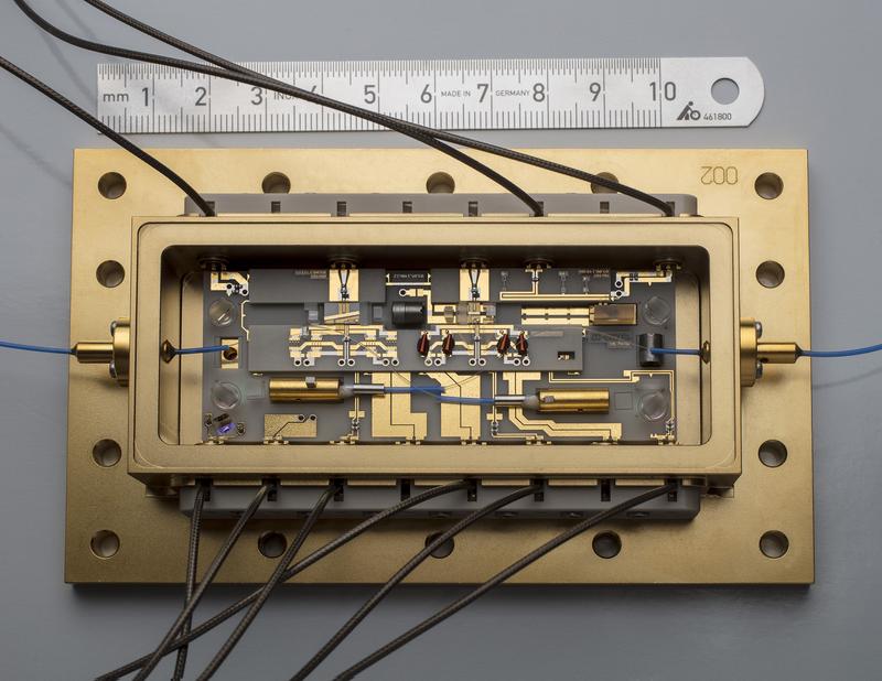 Herzstück des JOKARUS-Experiments: ein mikrointegriertes Diodenlasermodul (ECDL-MOPA) aus dem Ferdinand-Braun-Institut, das bei einer Wellenlänge von 1064 nm emittiert.