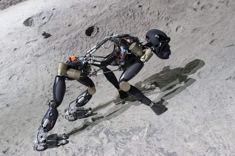 Der im Verbundprojekt VIPE weiterentwickelte hominide Laufroboter "Charlie" soll im Roboterschwarm den Valles Marineris auf dem Mars erkunden.