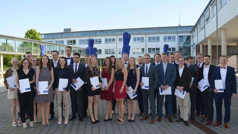 Prof. Dr. Elmar Reucher (li.) und Annette Grote (re.) mit Kollegen des Studienbereiches Betriebswirtschaft und Frau Kallage als Jahrgangsbeste und Nicolai-Thiel-Preisträgerin