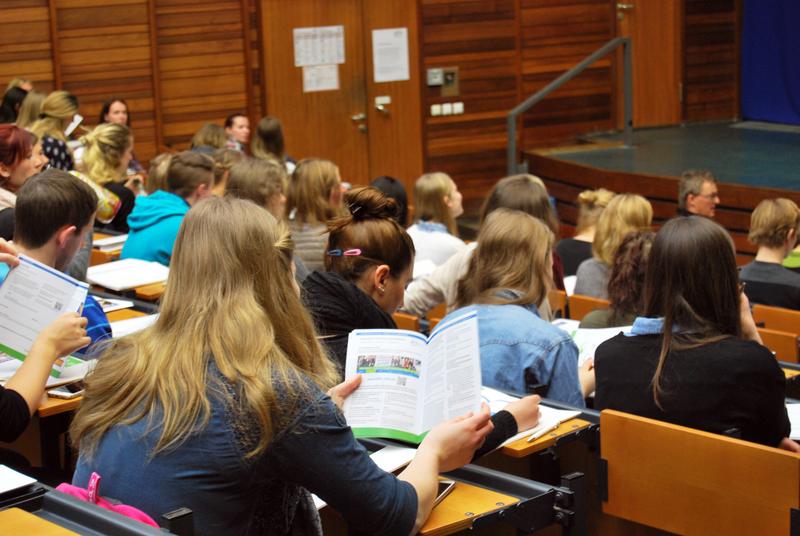 Studierende im Audimax der Hochschule