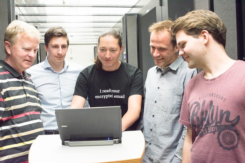 Haben Mail-Verschlüsselungen gehackt (v.l.): Prof. Dr. Jörg Schwenk (RUB), Christian Dresen (FH Münster), Jens Müller (RUB), Prof. Dr. Sebastian Schinzel (FH Münster), Fabian Ising (FH Münster).