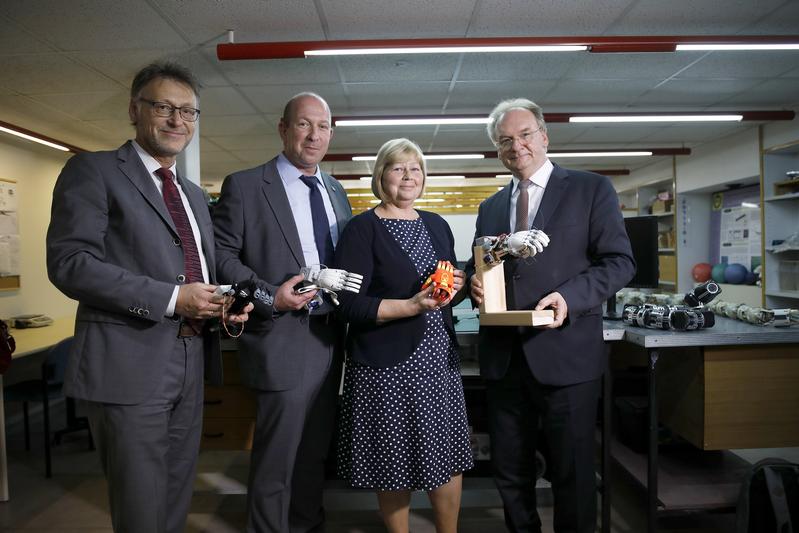 Rektor Prof. Jens Strackeljan, Prof. Alan Wolf, Technion, Gabriele Brakebusch, Landtagspräsidentin, und Ministerpräsident Reiner Haseloff (v.li.) im Labor für Biorobotik und Biomechanik des Technion 