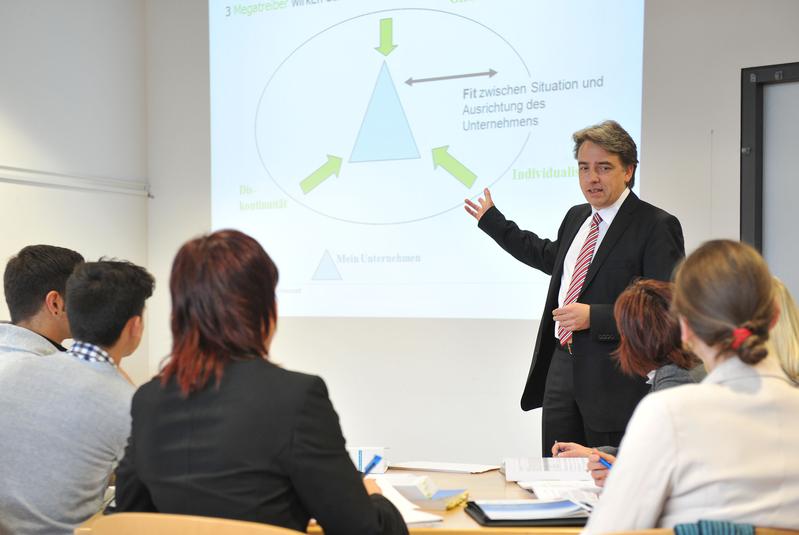 Studiengangsleiter Prof. Dr. Thomas Mühlencoert mit MBA-Fernstudierenden 