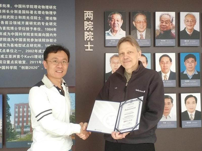 Auszeichnung:  Prof. Feng-Kun Guo vom Institut für Theoretischen Physik überreicht den Distinguished Scientist Award an Prof. Dr. Ulf-G. Meißner von der Universität Bonn (rechts). 