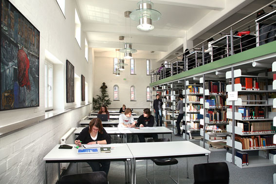 Blick in den Lesebereich der Universitätsbibliothek Rostock im Michaeliskloster.