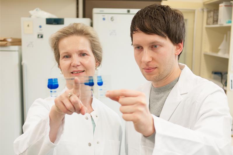 Prof. Dr. Uta Jappe und Christian Schwager vom Forschungszentrum Borstel bei der Auswertung ihrer Ergebnisse