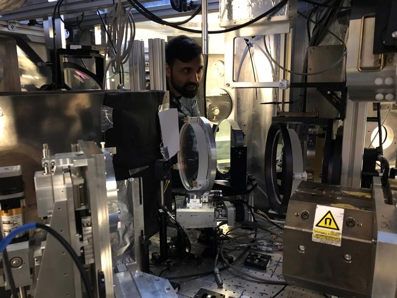 Masterstudent Harsh Harsh überprüft die Justage des Astra Gemini-Lasers in der Experimentierkammer. 