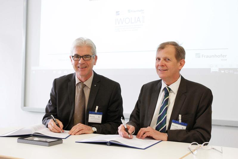 Professor Dr.-Ing. habil. Jürgen Beyerer (links) und UTT-Präsident Dr. Pierre Koch unterzeichnen den Kooperationsvertrag zwischen Fraunhofer IOSB  und der Université de technologie de Troyes  