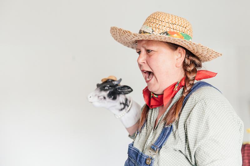 Katharina Waldmann genannt Seidel als Mathilda Matschhose in „Gertrude hat ihr Muh“ verschluckt.