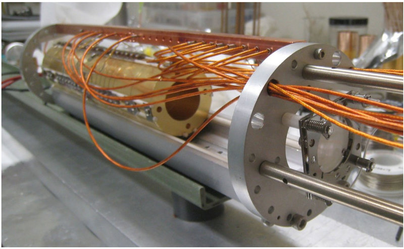 Blick in das Innere der Teilchen-Falle für Elektronen oder Positronen. Mit dem kreisrunden Leuchtschirm rechts vorne lässt sich feststellen, wie viele Teilchen die Falle einschließt.