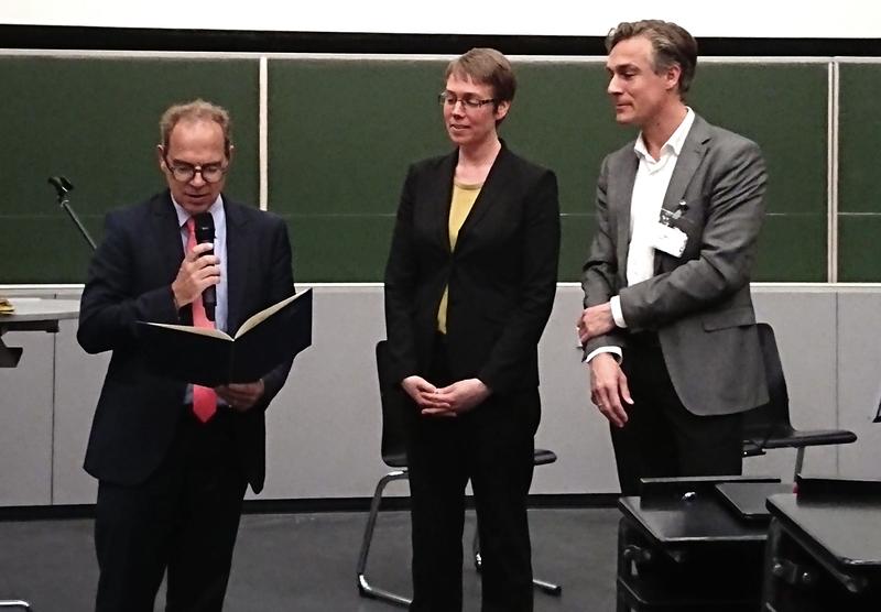 Ellen Backus wird bei einer Feierstunde in Hannover von dem ersten Vorsitzenden der Deutschen Bunsen-Gesellschaft, Dr. Uwe Nickel, mit dem Nernst-Haber-Bodenstein-Preis ausgezeichnet.