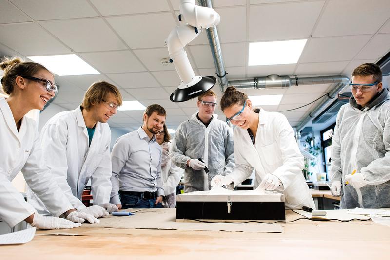 In fünf modernen Kunststofftechnik-Laboren findet neben der Forschungsarbeit die praktische Ausbildung der Studierenden statt. Bis 15. Juli können sich Interessierte um einen Studienplatz bewerben.