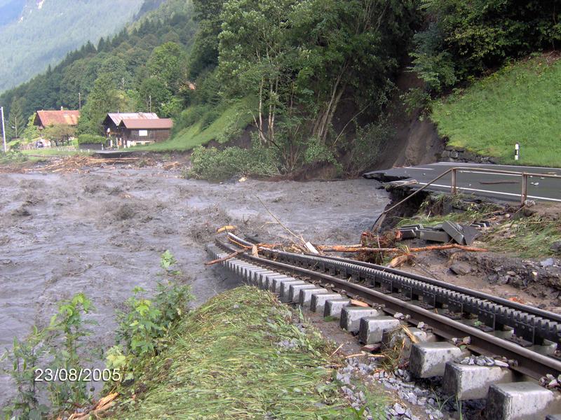 Zerstörte Schienen und Strasse in Bucholz, Lütschental, nach dem Hochwasser vom 23. August 2005