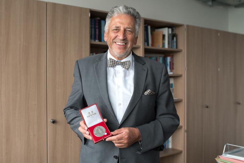 Prof. Dr. Andreas Schumann ist mit der Volker Medal ausgezeichnet worden.