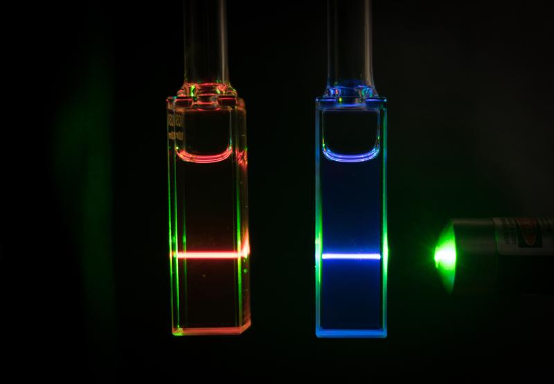 Emission von Rylene-Farbstoffen, die im Rahmen von CataLight als Lichtsammeleinheiten eingesetzt werden, um eine effiziente Photokatalyse zur Wasserspaltung zu aktivieren.