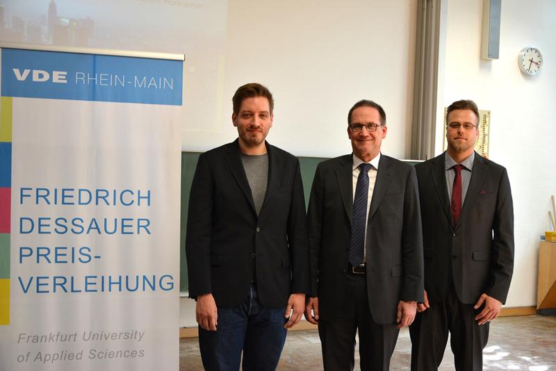 Gregor Frick (l.) und Jerome Fietz (r.) haben den Friedrich-Dessauer Preis  von Thomas Beiderwieden (m.), stv. Vorsitzender des VDE Rhein-Main, erhalten.
